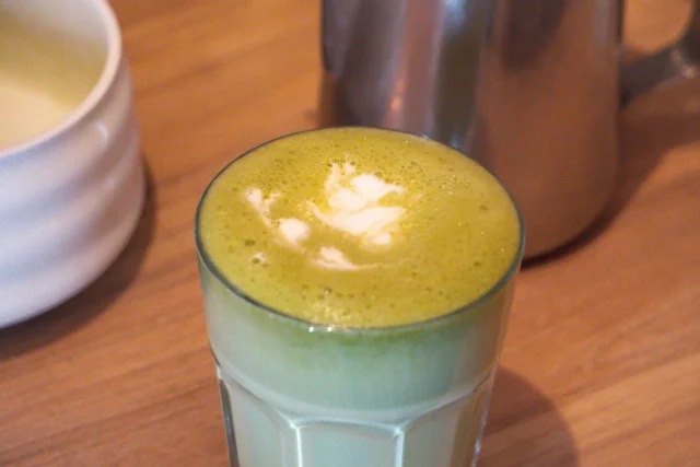 Matcha latte w szklance